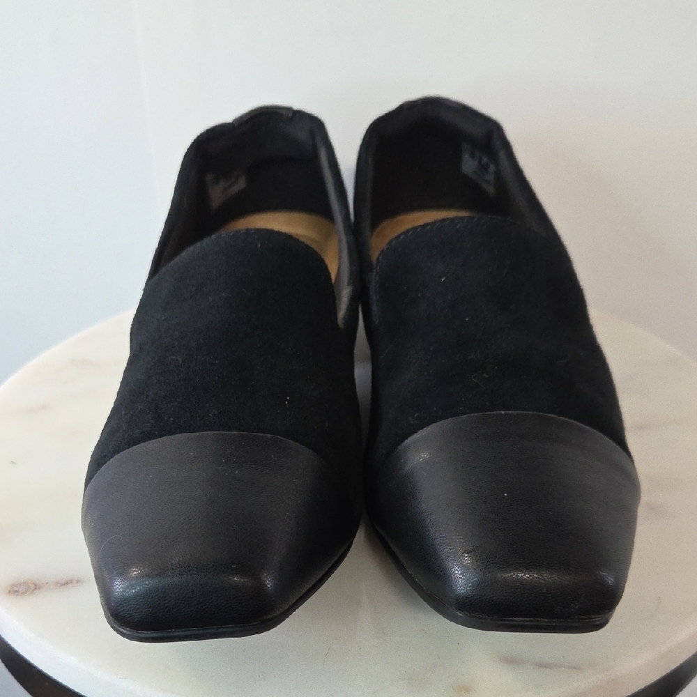 Clarks Black Loafers with Cap Toe   Size 10 - Picture 2 of 7